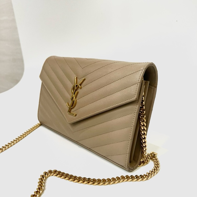YSL 奶茶荔枝牛皮山形紋金釦信封下蓋10卡WOC斜背鏈包377828BOW012721-3