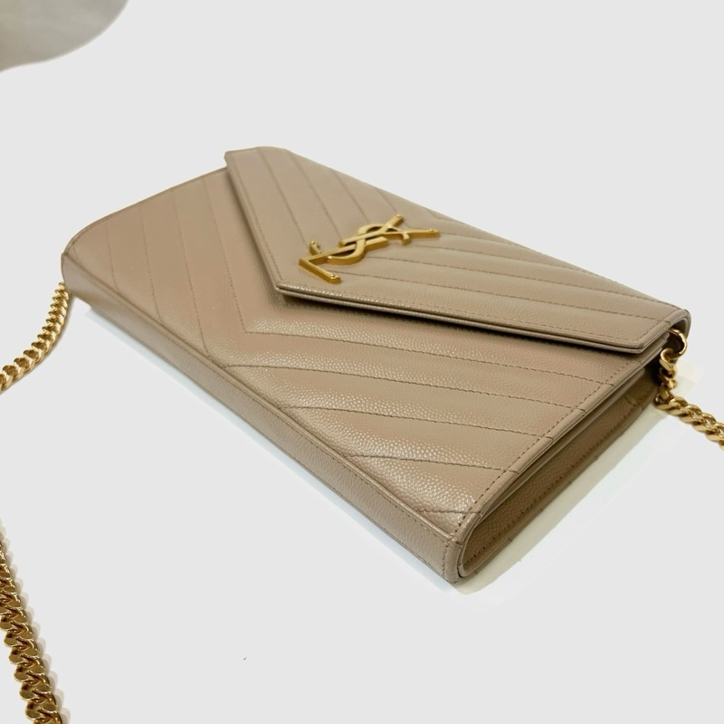 YSL 奶茶荔枝牛皮山形紋金釦信封下蓋10卡WOC斜背鏈包377828BOW012721-4