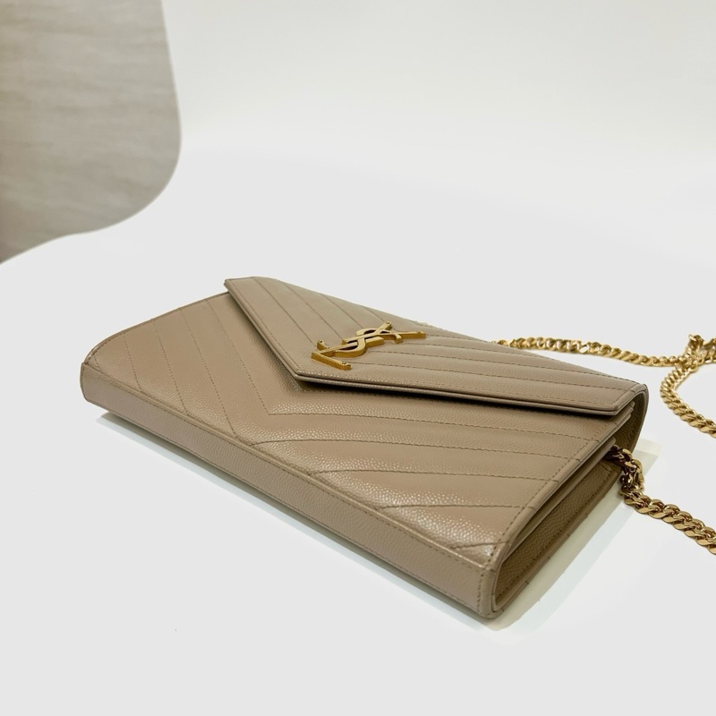 YSL 奶茶荔枝牛皮山形紋金釦信封下蓋10卡WOC斜背鏈包377828BOW012721-6
