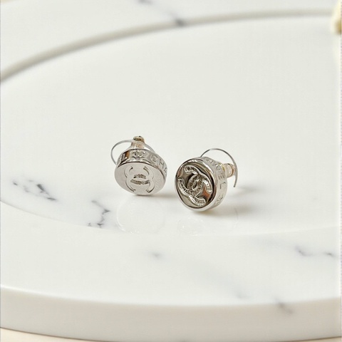 莉亞精品♡Chanel 25C 圓形鈕釦銀色耳針 全新閒置品