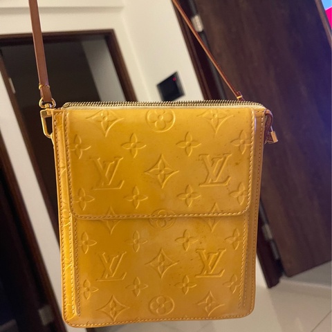lv 黃色漆皮包包