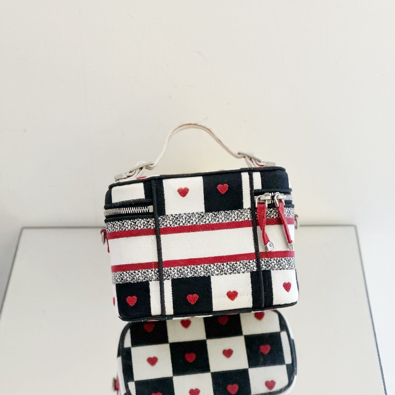 DIOR/迪奧 情人節限定 黑白格子配紅心刺繡 雙拉鏈設計 手提包斜背包 化妝包 低長18cm-2