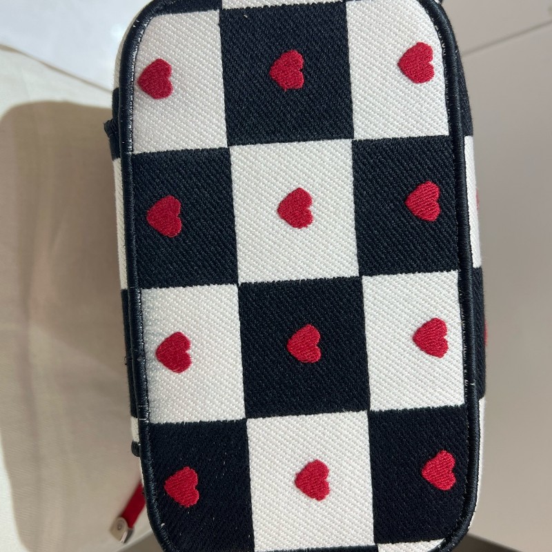 DIOR/迪奧 情人節限定 黑白格子配紅心刺繡 雙拉鏈設計 手提包斜背包 化妝包 低長18cm-6
