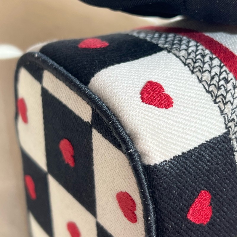 DIOR/迪奧 情人節限定 黑白格子配紅心刺繡 雙拉鏈設計 手提包斜背包 化妝包 低長18cm-11