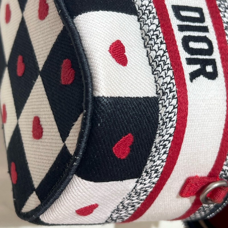 DIOR/迪奧 情人節限定 黑白格子配紅心刺繡 雙拉鏈設計 手提包斜背包 化妝包 低長18cm-13