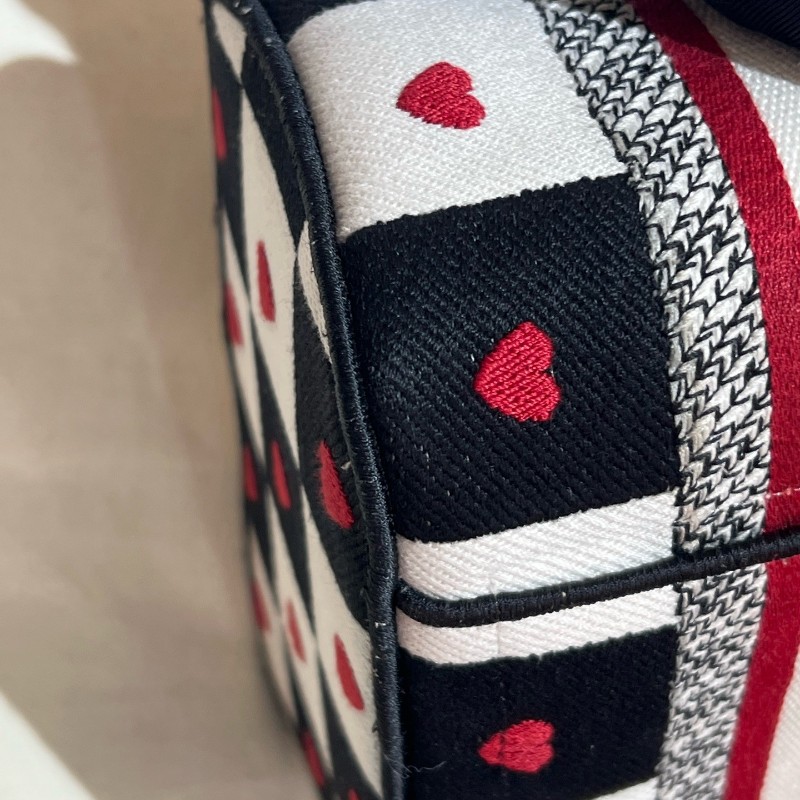 DIOR/迪奧 情人節限定 黑白格子配紅心刺繡 雙拉鏈設計 手提包斜背包 化妝包 低長18cm-17