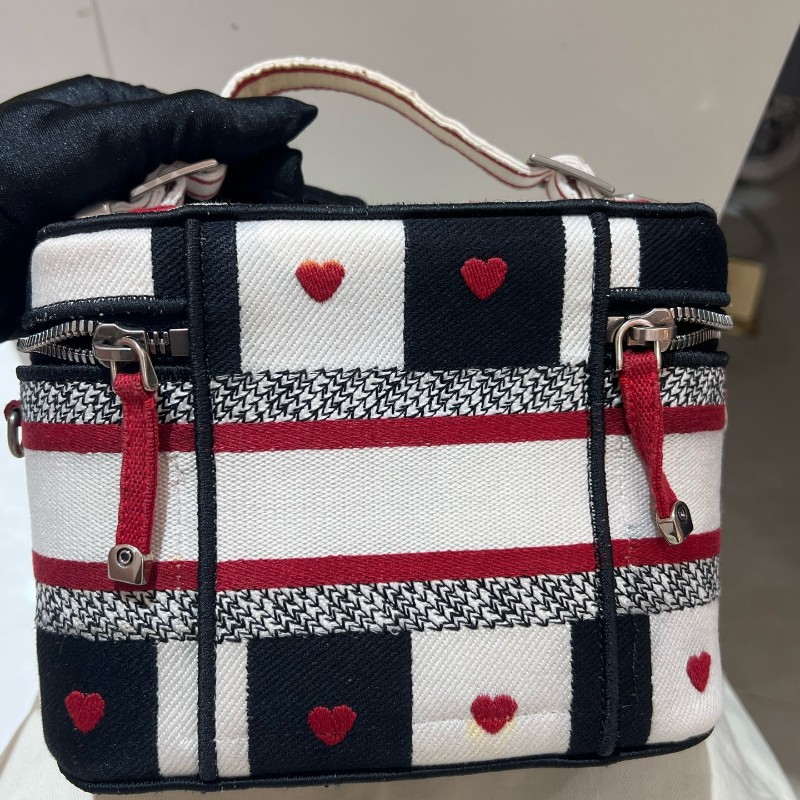 DIOR/迪奧 情人節限定 黑白格子配紅心刺繡 雙拉鏈設計 手提包斜背包 化妝包 低長18cm-19