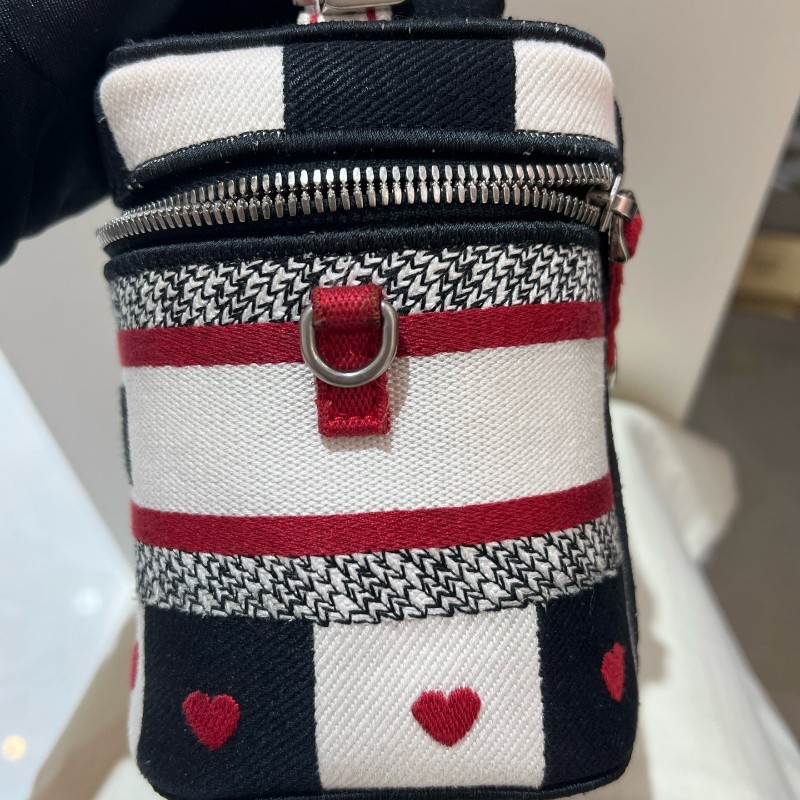 DIOR/迪奧 情人節限定 黑白格子配紅心刺繡 雙拉鏈設計 手提包斜背包 化妝包 低長18cm-21