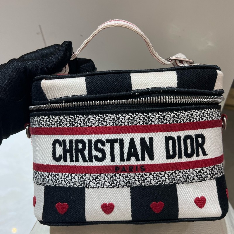 DIOR/迪奧 情人節限定 黑白格子配紅心刺繡 雙拉鏈設計 手提包斜背包 化妝包 低長18cm-22