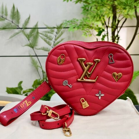 LV路易威登 情人節限定 愛心徽章斜挎包 紅色 肩背包斜背包