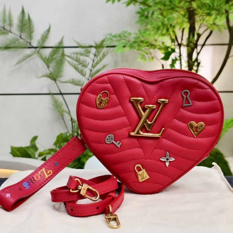 LV路易威登 情人節限定 愛心徽章斜挎包 紅色 肩背包斜背包-0