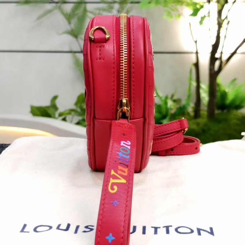 LV路易威登 情人節限定 愛心徽章斜挎包 紅色 肩背包斜背包-3