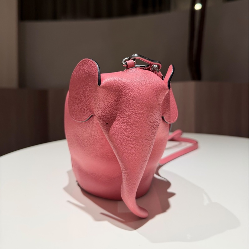 LOEWE 羅威 Elephant 糖果粉 大象造型 小牛皮 肩背包 側背包 斜背包 手提包-1