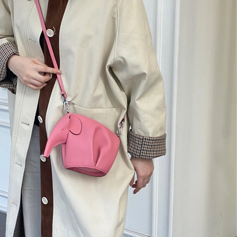 LOEWE 羅威 Elephant 糖果粉 大象造型 小牛皮 肩背包 側背包 斜背包 手提包-17