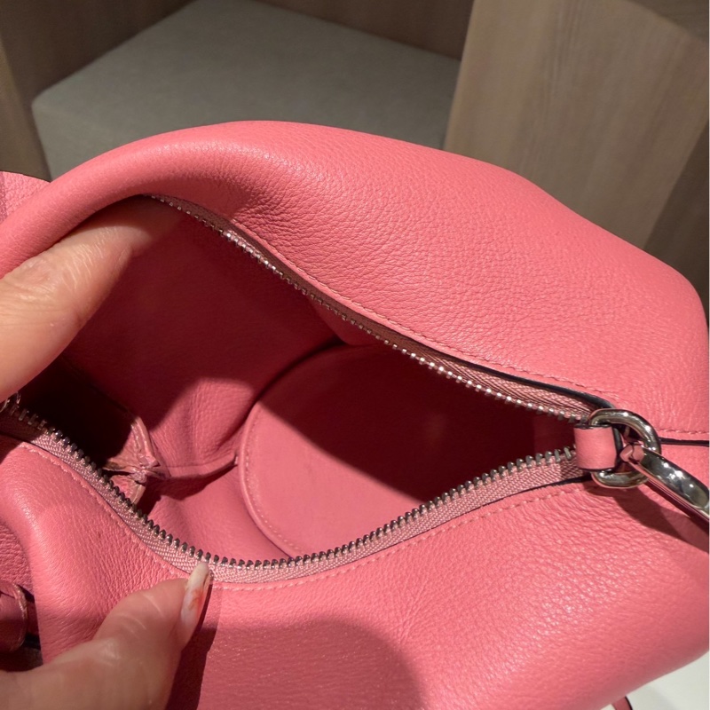 LOEWE 羅威 Elephant 糖果粉 大象造型 小牛皮 肩背包 側背包 斜背包 手提包-21