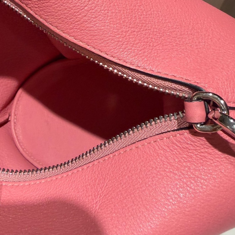 LOEWE 羅威 Elephant 糖果粉 大象造型 小牛皮 肩背包 側背包 斜背包 手提包-40