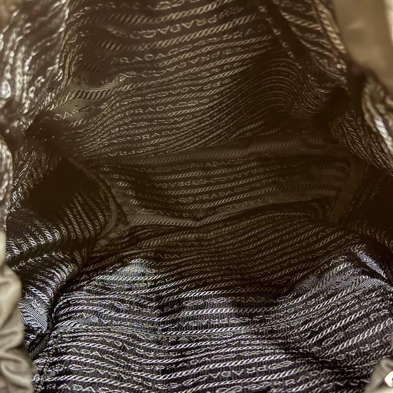 專櫃三折割愛💔非常好看的Prada尼龍  防刮牛皮拼防潑水、耐磨經典降落傘材質-3