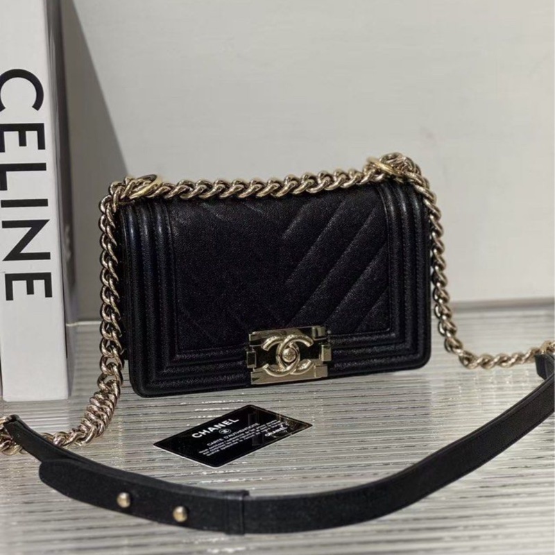 閒置🆕28開全套 CHANEL/香奈兒荔枝牛 V 紋 Leboy 小號，經典百搭，黑色金扣，鏈條肩帶。尺寸20x13x7，適合各種場合，唔挑身高-0
