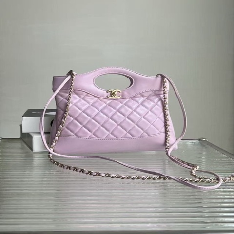 閒置🆕 Chanel/香奈兒31bag mini 淡紫色。經典菱格紋設計，金色 logo 扣，配鏈條可單肩斜挎。尺寸：22x23x5.5cm 好價得