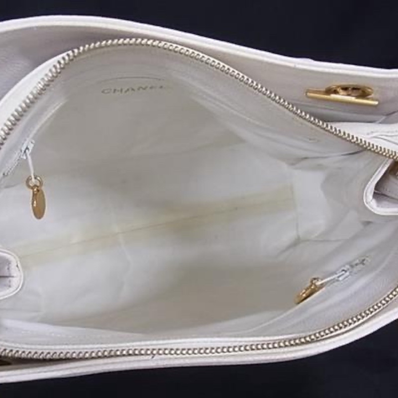 Chanel • 經典金球荔枝牛皮奶粉包 白色-8