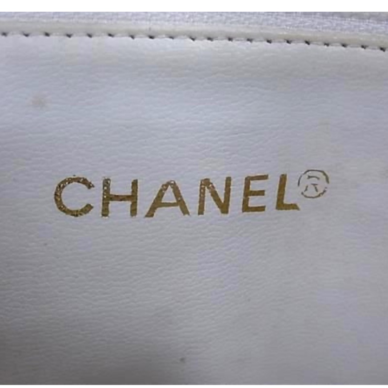 Chanel • 經典金球荔枝牛皮奶粉包 白色-9