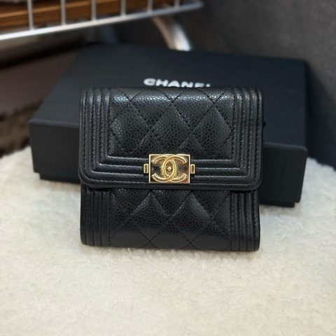 (保留中)(台灣購證全配)Chanel黑金荔枝boy三折短夾