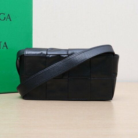 BOTTEGA VENETA Cassette腰包Mini18黑色牛皮銀扣肩背包