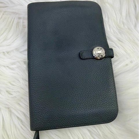 這是一款愛馬仕Dogon Duo GM Wallet採用Togo 皮革製成