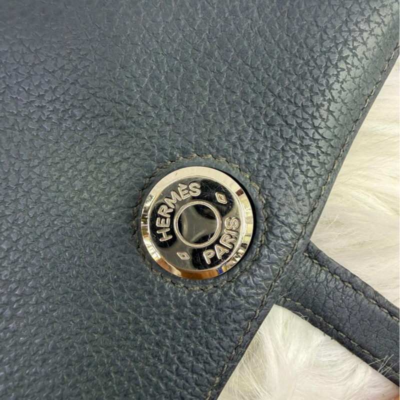 這是一款愛馬仕Dogon Duo GM Wallet採用Togo 皮革製成-6