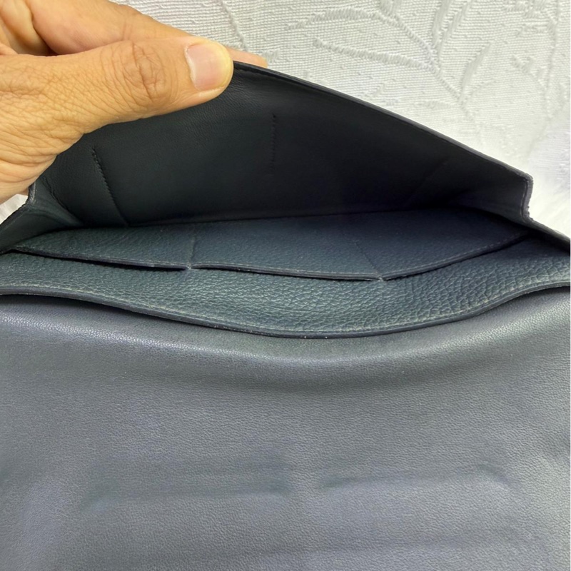 這是一款愛馬仕Dogon Duo GM Wallet採用Togo 皮革製成-7