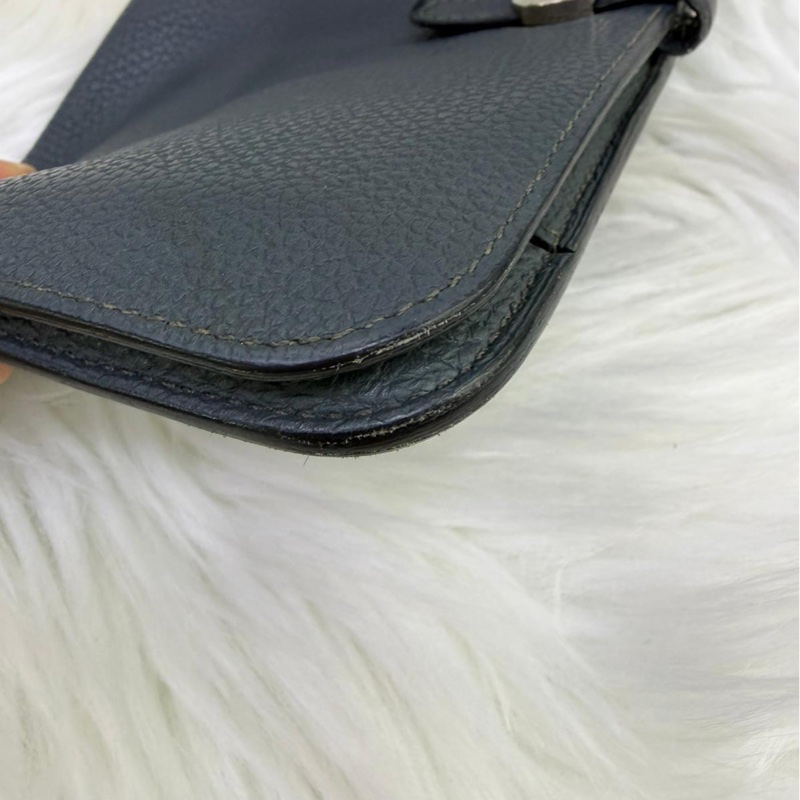 這是一款愛馬仕Dogon Duo GM Wallet採用Togo 皮革製成-9