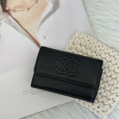 CHANEL 壓紋雙C口蓋卡包 - 黑16開