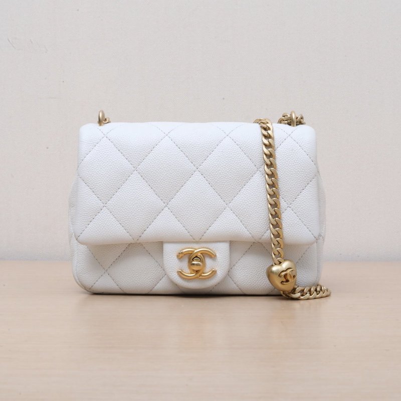 CHANEL 23PCF口蓋包19白色荔枝牛皮晶片開金扣愛心金球肩帶肩背包-1