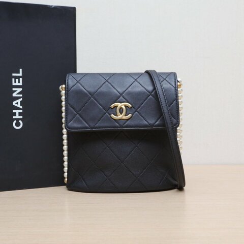 CHANEL 21CHOBO小流浪珍珠鏈條黑色羊皮31開金扣奶茶色肩背包