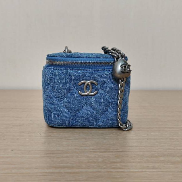 CHANEL 藍色牛仔鐳射標銀扣愛心金球肩帶23P方盒子化妝包帶鏡子10山茶花印花肩背包-0