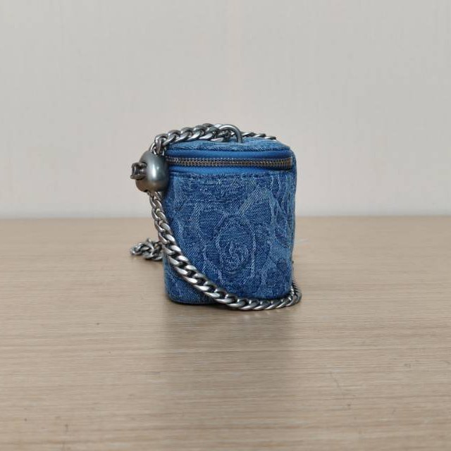 CHANEL 藍色牛仔鐳射標銀扣愛心金球肩帶23P方盒子化妝包帶鏡子10山茶花印花肩背包-1