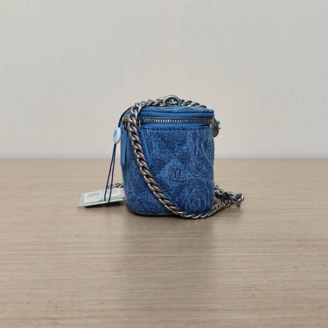 CHANEL 藍色牛仔鐳射標銀扣愛心金球肩帶23P方盒子化妝包帶鏡子10山茶花印花肩背包-3