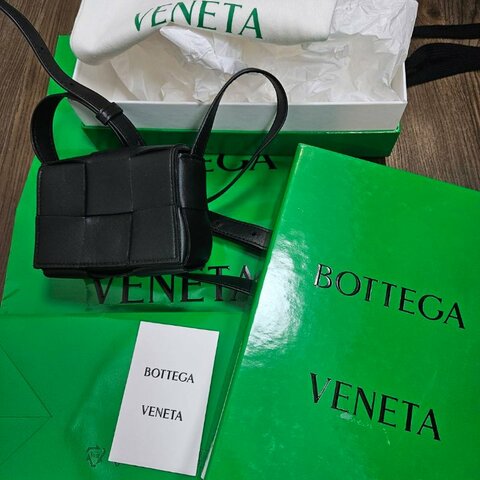 BOTTEGA VENETA mini款大格編織黑色斜背包／小廢包