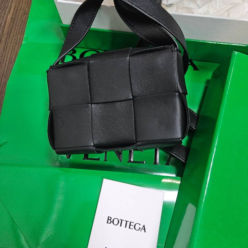 BOTTEGA VENETA mini款大格編織黑色斜背包/小廢包-1