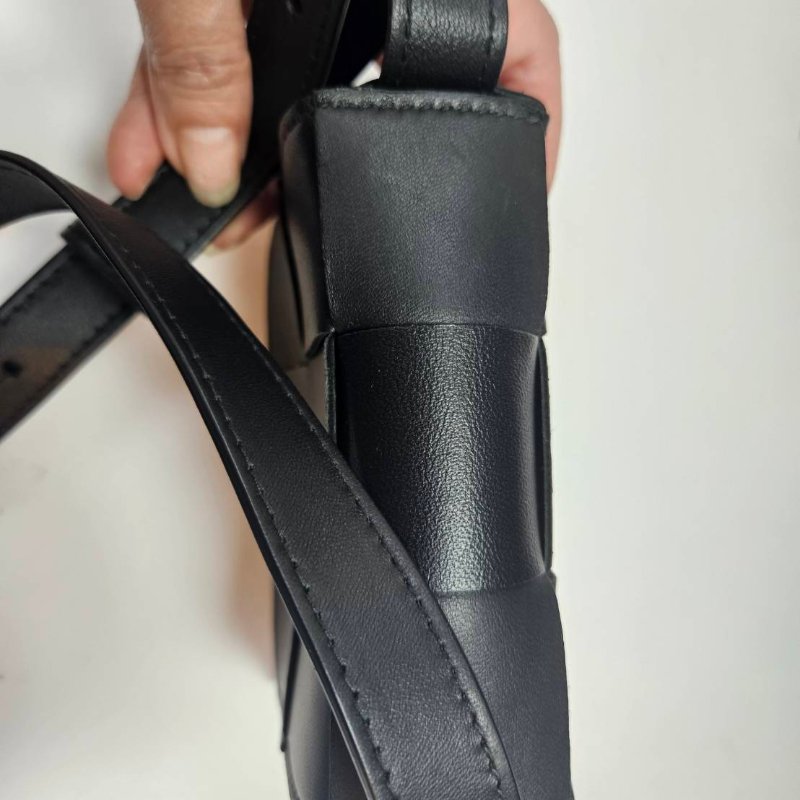 BOTTEGA VENETA mini款大格編織黑色斜背包/小廢包-10
