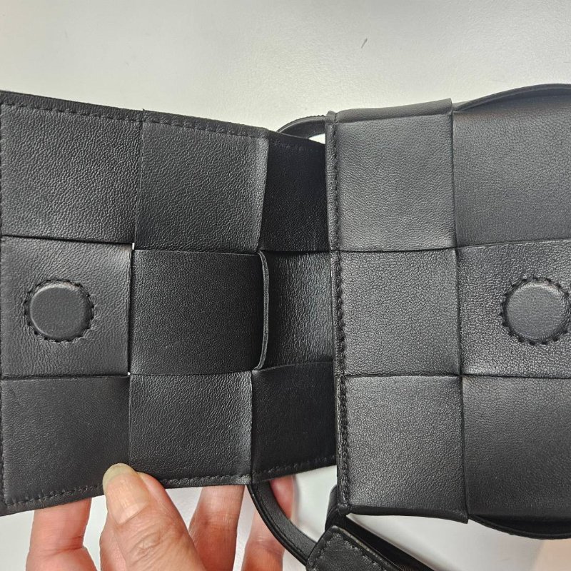 BOTTEGA VENETA mini款大格編織黑色斜背包/小廢包-12