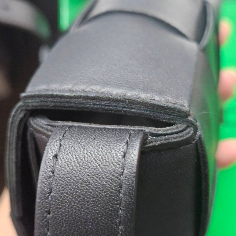 BOTTEGA VENETA mini款大格編織黑色斜背包/小廢包-21