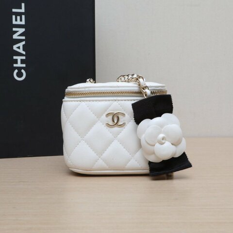 CHANEL 21P方盒子化妝包無鏡子11白色羊皮31開金扣山茶花蝴蝶結皮穿鏈肩背包
