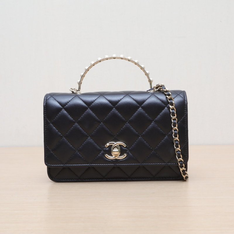 CHANEL 黑色羊皮晶片開金扣珍珠手柄woc肩背包-1