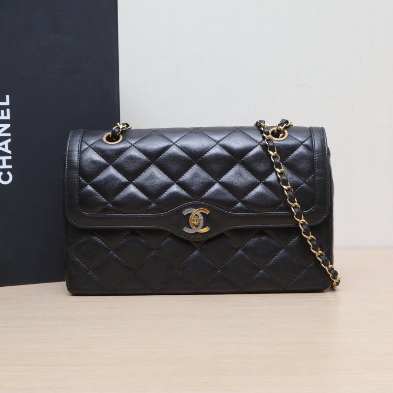 CHANEL 中古巴黎限定鴛鴦扣單肩包中號黑色羊皮2開金銀扣肩背包-0