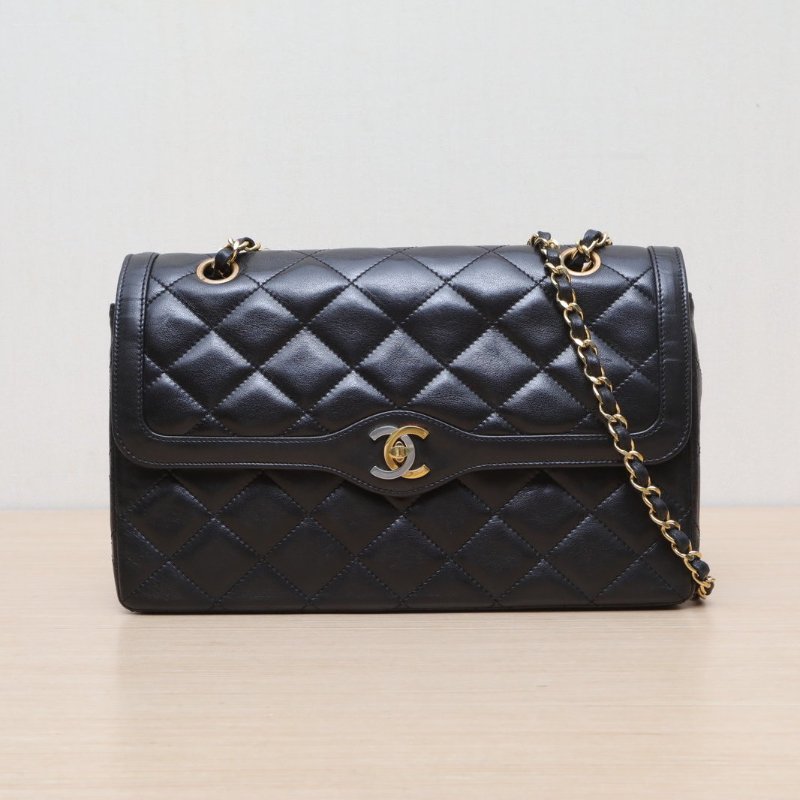 CHANEL 中古巴黎限定鴛鴦扣單肩包中號黑色羊皮2開金銀扣肩背包-1