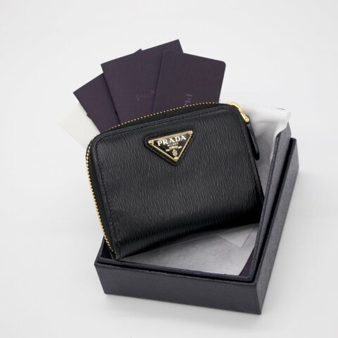 【🌟超🌟新🌟】Prada 普拉達 SAFFIANO TRIANG 黑色 水波紋小牛皮 金色三角LOGO 拉鍊卡夾 零錢包