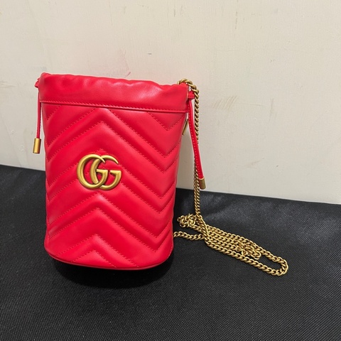 Gucci GG Marmont 紅牛皮迷你水桶鏈條側背包