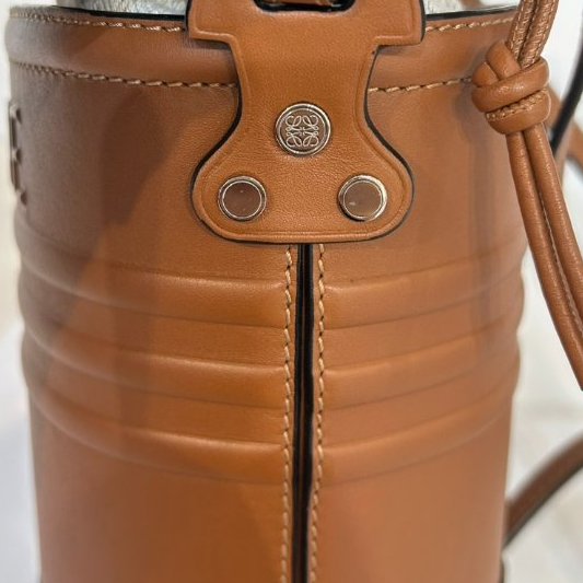 LOEWE 棕牛皮束口水桶包-5