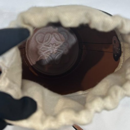 LOEWE 棕牛皮束口水桶包-7